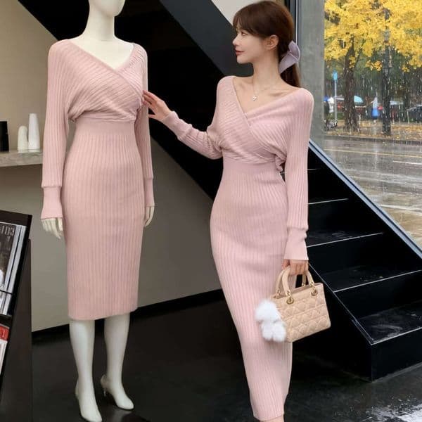 Designer French pink V-neck cross slim knit long autumn and winter waist cinching dress, fashionable and elegant