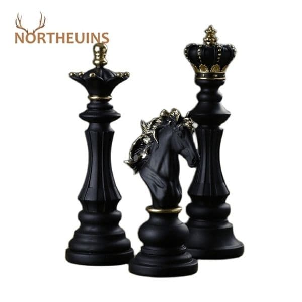 NORTHEUINS Resin Retro International Chess Figurine For Interior King Knight Sculpture Home Desktop Decor Living Room Decoration 211108