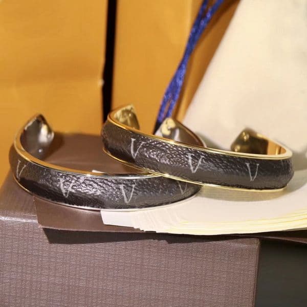 Europe America Fashion Style Men Lady Women Titanium steel Engraved V Initials Wrap Leather Sweet Dreams Bangle Bracelet M69670 M69673