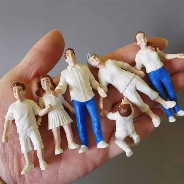 family boy girl dad mom/miniatures people/lovely figurine/fairy garden gnome/terrarium/statue/home/doll house decor/model/toy 211105