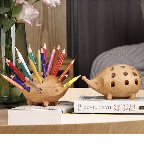 Solid Wood Carving Hedgehog Penholder is Nordic Home Decoration Art and Craft for desk figurines Children's Christmas gift 220329