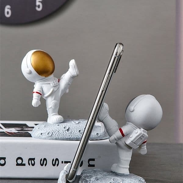 Office Desk Decoration Nordic Style Astronauts Mobile Phone Stand Holder Ornaments Resin Spaceman Bracket Toys Boyfriend Gift 220811