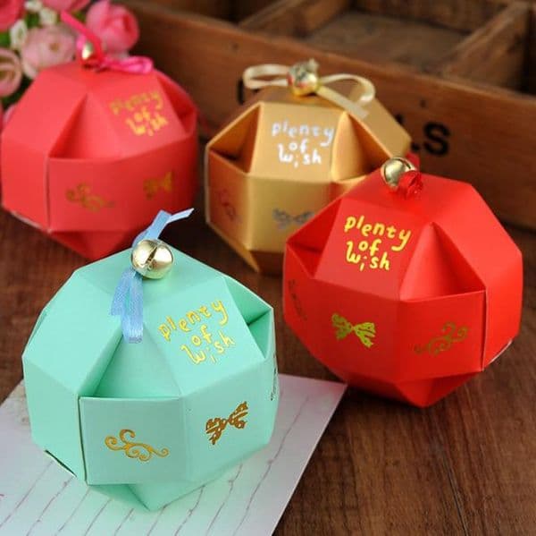 Chinese Wedding Favors Candy Boxes with Ribbon Bell Individuality Romantic Xmas Wedding Favors Party Paper Gift Candy Box
