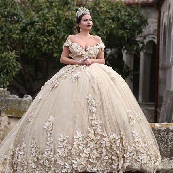 2024 Sexy urious Ball Gown Wedding Dresses Off Shoulder Lace Applique Beads 3D wers Illusion V Back Puffy Cathedral Train Bridal Gowns 403