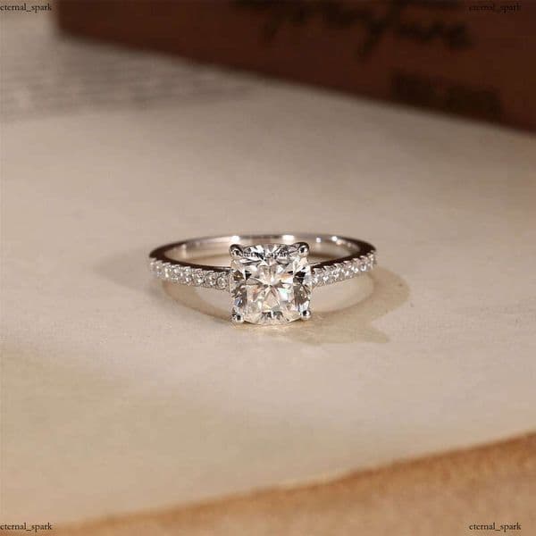VVS Moissanite New Arrival Cushion Cut Engagement Band Gold Lab Grown CVD Fashion Silicon Stone Ring 4c
