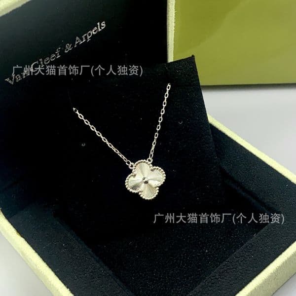 Jewelery clover necklace vanly cleef jewlery Four-leaf Clover Laser Necklace Electroplated Single Flower Light Luxury Jewelry