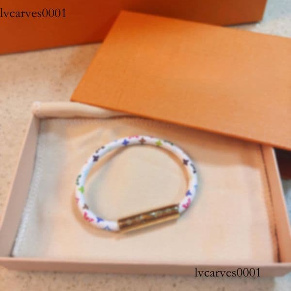 Luxurious designer bracelet and bracelet New Classic Old Flower Rope Insert Titanium Steel Gold Silver Button Buckle Unisex Couple High-end Leather