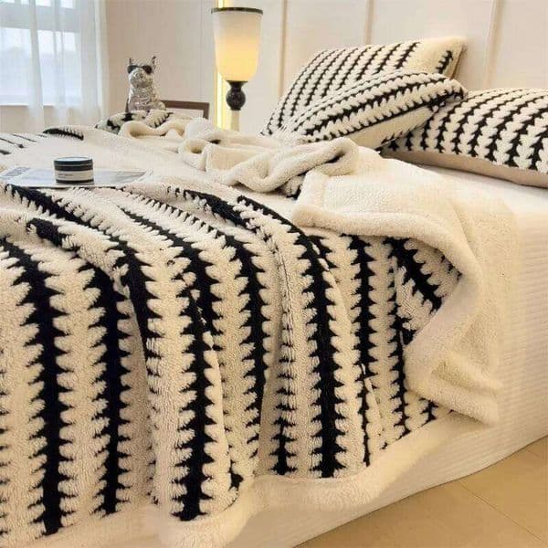 Thickened Flannel A Warm and Comfortable Cover Blanket Quilt Plush Nap Four Seasons Blankets for Sofas Sleeping 26L0116