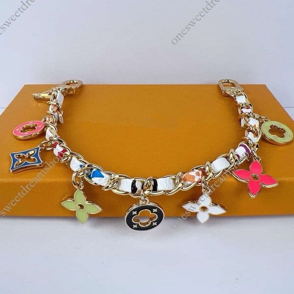 LaV Brand Designer Flower Leather Bag For Women Luxury Breeze Keychain Designers Keyring Clover Pendant Purse Charm gift