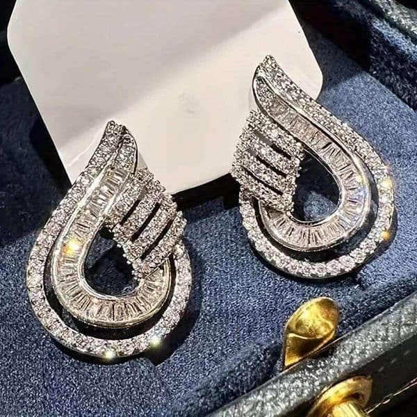 Fashion Silvery Plated Inlaid Shiny Synthetic Zirconia Waterdrop Shaped Stud Earrings Women Exquisite Wedding Engagement Jewelry