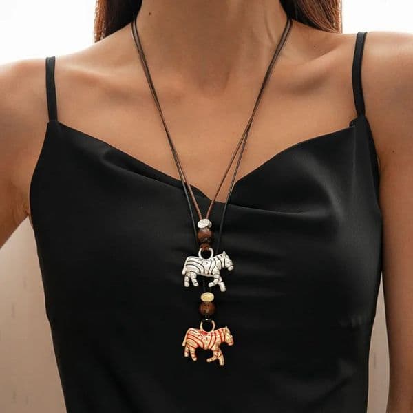 Fashionable Sweater Chain Zebra Pendant Necklace for Women ious Quality Jewelry Trendy Party Horse Pendant Necklace 260109