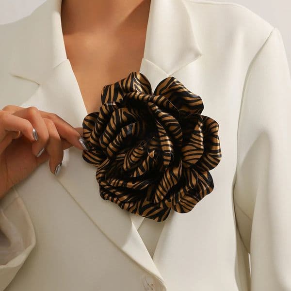 Fashion Leopard Print Big Flower Brooch Hair Clip 2-in-1 Satin Fabric Statement Accessory for Women Coat Dress Decoration 260113