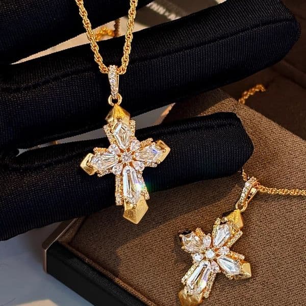 Fashion Sparkling Zircon Cross Pendant Necklace for Women's Vintage High-end feel Exquisite All-match Sweater Chain Accessories