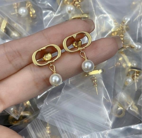 Buyers PicksLetter Pearl Earrings Lady designer earrings Jewelry set All match Elegant Stainless Stud for women Luxury gift party French style Mother-of-Pearl