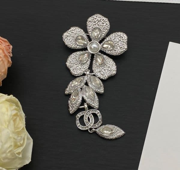 Copper Designer Brooches Fashion Women Men Flower Letter Brass White Crystal Rhinestone Suit Pin Classic Jewelry Accessories Gifts