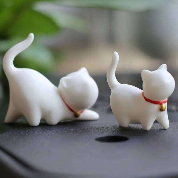 1 piece White Porcelain Lucky Little Cat Tea Pets Handmade Ceramics Mini Desktop Decoration Ornaments Lovely Gifts 26W01212
