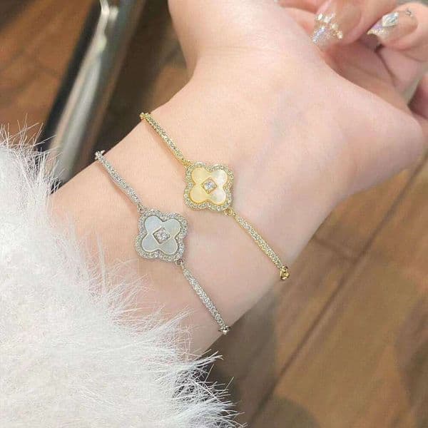 Mother-of-Pearl Four-Leaf Clover Exquisite Super Sparkling Full Diamond Design Niche High-End Bracelet New Style for Women Light Luxury Ins