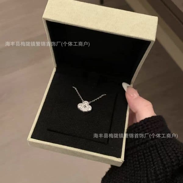 Designer Jewelry Vanly cleef Four-leaf Clover Necklace for Women Gold CNC Carved White Mother-of-Pearl Red Agate Pendant Live Streaming
