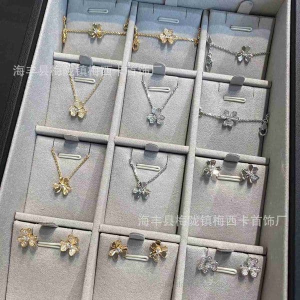 designer vanly cleef braclet jewelery clover necklace Clover Necklace for Women Full Diamond Petal Lucky Rose Gold Collarbone Chain Summer