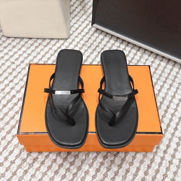 Luxury designer women summer fashion flat genuine leather metal buckle slippers Top quality casual beach shoes Simple ladies flat sandals Factory footwear