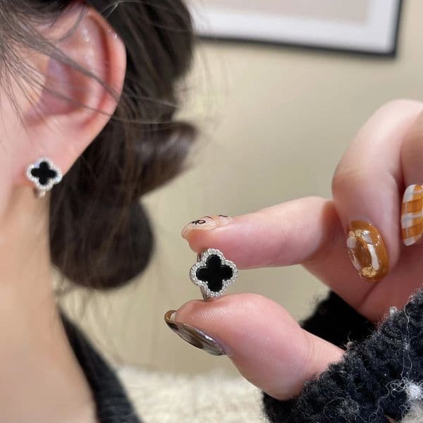 Micro Pave Zircon Four-Leaf Clover Black Small Flower Simple Elegant Niche Design Studs High-End Earrings