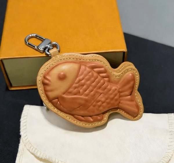 Storage bag Luxury fish-shaped Taiyaki Key Holder and Bag Charm Designer Men Womens Chain Wallet Coin Pouch pods Quality Earphones Lanyard Q260609