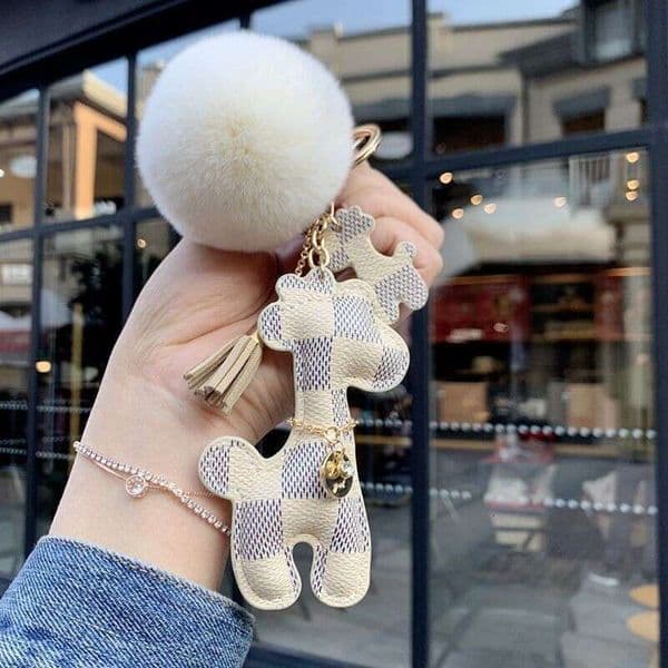 Keychain Bag Charm Checkered Giraffe Leather Pendant with Fur Ball Tassel Retro Accessory for Couples & Gifting