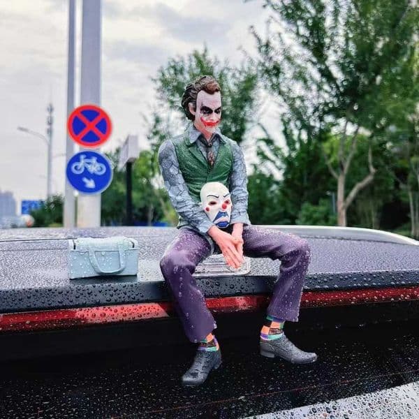 2026 New Roof Squad Sitting Clown Handheld Model Desktop Ornament L260129 Toys