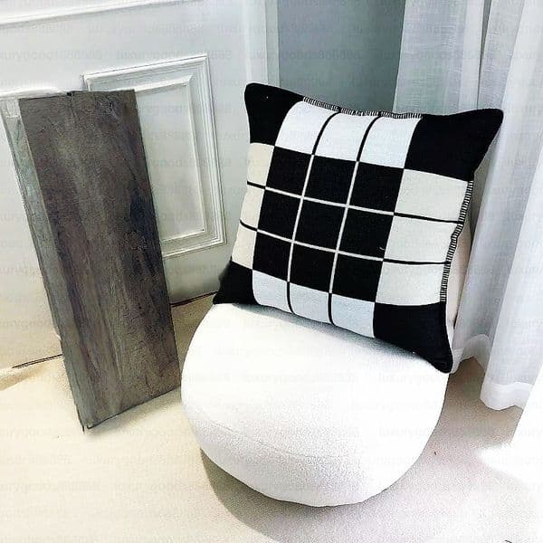 Designer pillowcases and cushions H luxury brand Nordic style pillowcases nap sofa cushions car lumbar cushions knitted Brand pillow pillowcases with logo