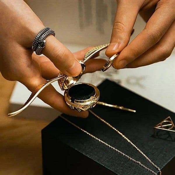Gold Snitch Ring Wings Movable Luxury Jewelry Storage Organizer Case Displays Necklace Proposal Birthday Gift Box Ideas 26W0131