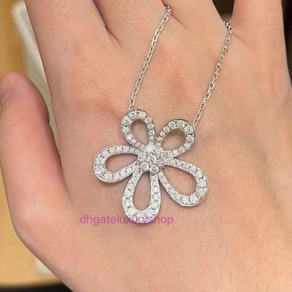 vanly cleeef necklace designer jewelry Gold Exquisite Sunflower Necklace for Women Hollowed-Out Diamond-Studded Five-Petal Flower Delicate Collarbone Chain