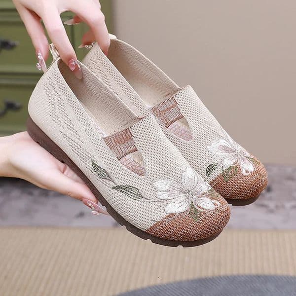 Ladies summer 2025 breathable soft sole anti-slip mom shoes leisure mesh flat embroidered shoes 260303