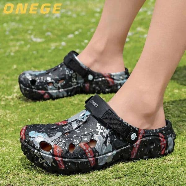 A Pair of New Clogs, Summer Wear-Resistant, Non-Slip Sports Beach Shoes, Outer Wear, Driving Soft Soles, Comfortable Men's Shoes