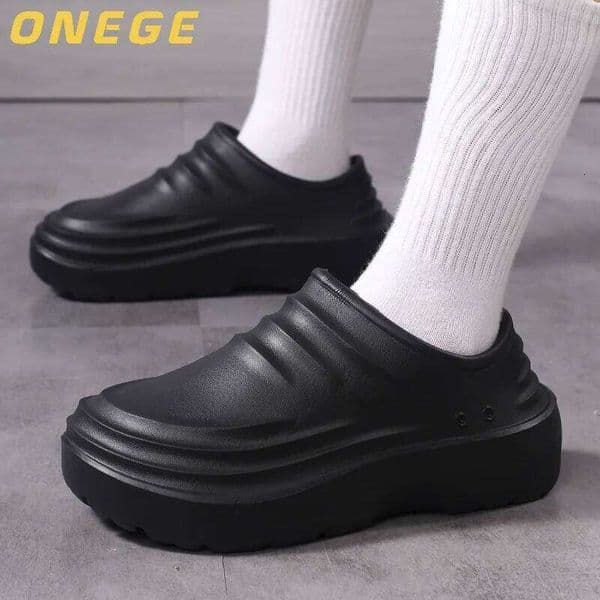 A Pair of Summer Casual Waterproof Low-Top Non-Slip Chef Wear-Resistant Men's Shoes