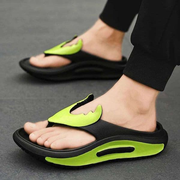 A Pair of Men's New Summer Flip-Flops, Wear-Resistant, Non-Slip Sports Slippers, Comfortable Thick-Soled Couple Shoes for Outer Wear