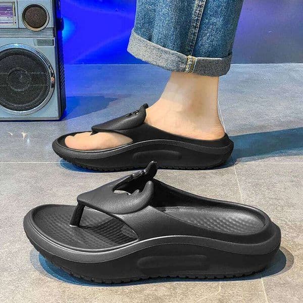 A Pair of Men's New Wear-Resistant Flip-Flops, Non-Slip, Comfortable Sandals Outer Wear, Thick-Soled Slippers for Couples