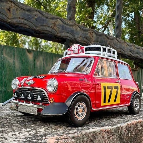 1:18 MINI Cooper Off Road Racing No. 177 Alloy Model Toys Diecast Car Doors Opened Rubber Tire Vehices Collectible Ornaments C260305