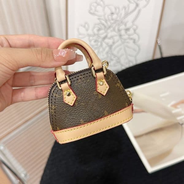 Classic Bag Charm Pouch Key Holder Keychains Leather metal pendant key earphone case Purse charm Car keychain for Men Women gift