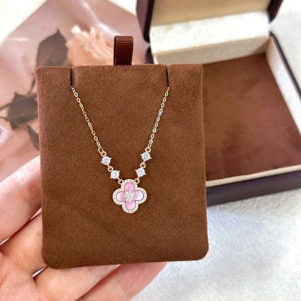 Luxury Brand Designer Bracelet Jewelry Popular Pink Shell Flower Four-leaf Flower Earrings Bracelet Necklace Set High-end Light Luxury Niche Women's Jewelry