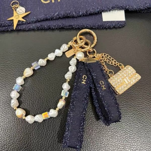 Keychains Lanyards Luxury Designer bag charm Keychain purse charms Inspired Pearl Ribbon Key chain Charm for Handbags Keys Stylish Fashion Accessory