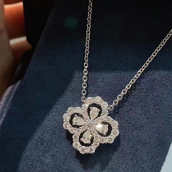 2026 New Designer Luxury Brand Four Leaf Clover Necklace Light Luxury Niche High-end All Diamond Aquamarine Collarbone Chain Women's Simple Style Necklace