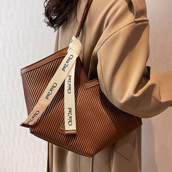 Designer bag New Arrival PU Fashion Totes Ladies Designer Luxury Women Shoulder Handbag Large Capacity Heart-shaped Tote Bag