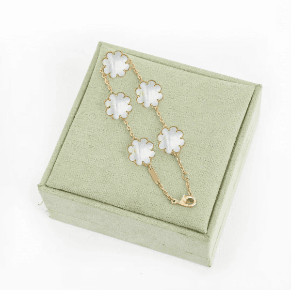 Designer Bracelets Classic Clover Bracelet Fashion Five Flower for Mans Womans Gold Silver Optional 19 Styles Classic Multicolor Options