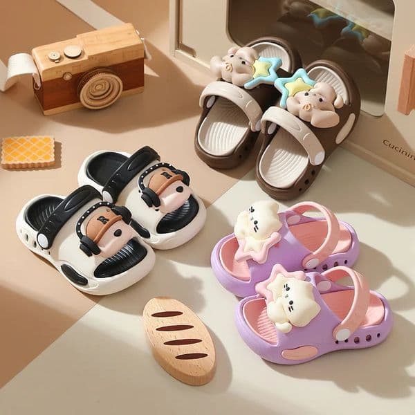 Childrens Flip Flops Anti Slip and Lightweight Childrens Hole Shoes Soft Soled Cartoon Beach Shoes for Boys and Girls 260311