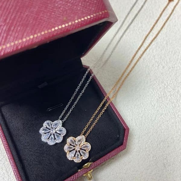 chopardies necklace Designer Jewelry Necklace Lace Petal Necklace Rotating Pendant Rotating Clavicle Chain Elegant Best Friend Gift