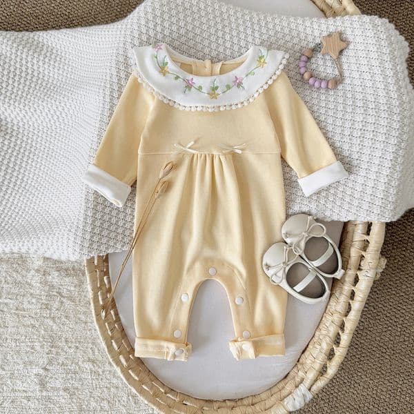 Autumn Light Yellow born Baby Clothing Flower Embroidery Doll Collar Bow Decoration Jumpsuit Cute Girls Daily Romper 260312