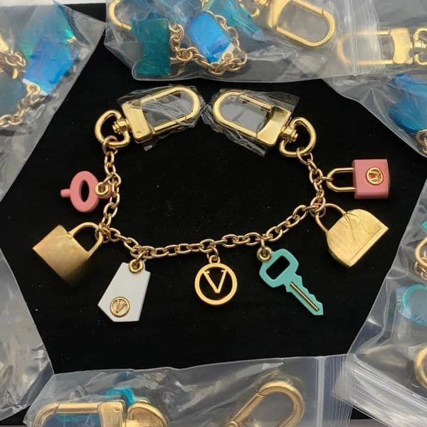 Luxury Keychains Designer Metal Letter Keyrings Fashion Bag Charm Lovers Car Key Chains Chains Bracelets for Men Womens Bag Charms