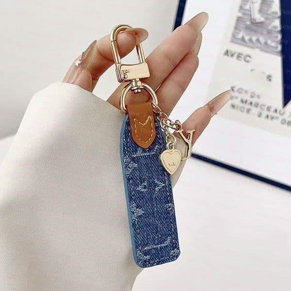 Fashion Cherished Tab Key Holder Accessories Designer Floral Denim Leather KeyChain Car Key Chain RCharm Pochette Accessoires Name Tag Hot StampStamp J260330