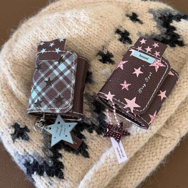Stylish Retro Blue Grid Pattern Color Collision Stars Leather Pendant Earphone Case Cover for AirPods 1 or 4 2 Pro 3 26L0317
