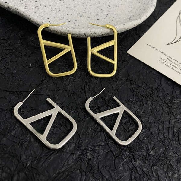 Classic letter high-end style earrings with unique design and fashionable style, suitable for various occasions as an ear accessory.